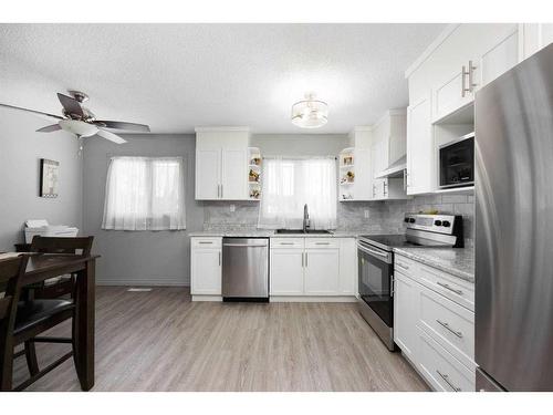 13 Bennett Crescent, Fort Mcmurray, AB - Indoor Photo Showing Kitchen With Upgraded Kitchen