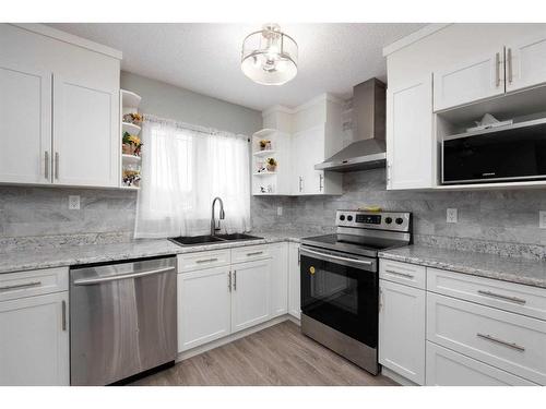 13 Bennett Crescent, Fort Mcmurray, AB - Indoor Photo Showing Kitchen With Double Sink With Upgraded Kitchen