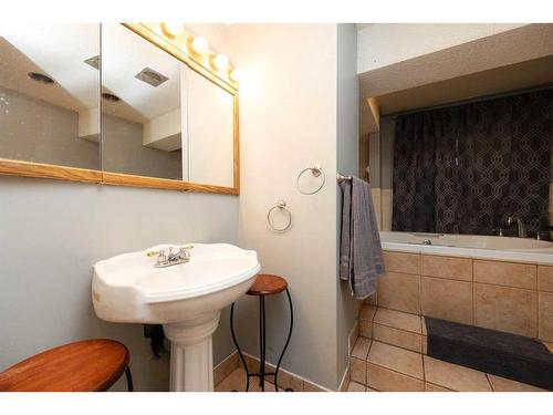 13 Bennett Crescent, Fort Mcmurray, AB - Indoor Photo Showing Bathroom