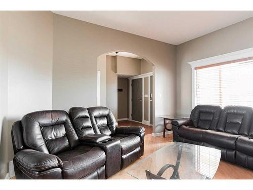 187 Breukel Crescent, Fort Mcmurray, AB - Indoor Photo Showing Living Room
