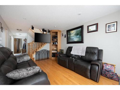 147 Brett Drive, Fort Mcmurray, AB - Indoor Photo Showing Living Room