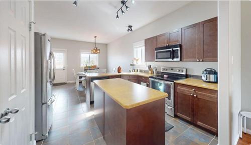 390 Pacific Crescent, Fort Mcmurray, AB - Indoor Photo Showing Kitchen