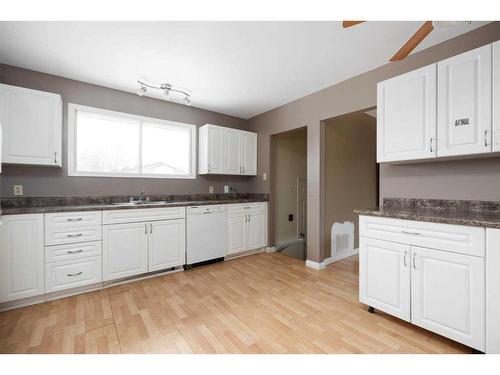 338 Hillcrest Drive, Fort Mcmurray, AB - Indoor Photo Showing Kitchen With Double Sink