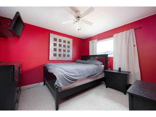 14 Maciver Street, Fort Mcmurray, AB - Indoor Photo Showing Bedroom
