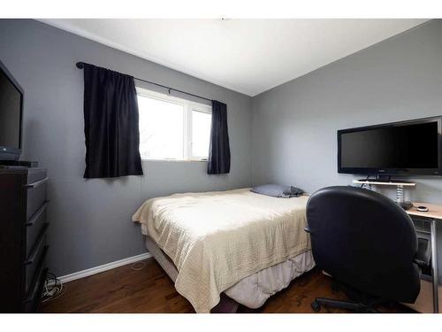 14 Maciver Street, Fort Mcmurray, AB - Indoor Photo Showing Bedroom