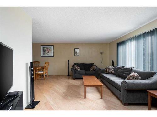 14 Maciver Street, Fort Mcmurray, AB - Indoor Photo Showing Living Room