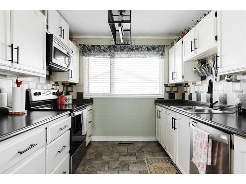 44 Bell Crescent, Fort Mcmurray, AB - Indoor Photo Showing Kitchen With Double Sink