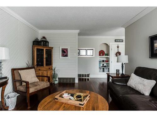 44 Bell Crescent, Fort Mcmurray, AB - Indoor Photo Showing Living Room