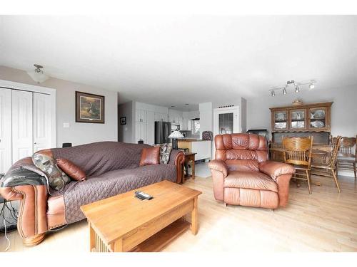 137 Robin Crescent, Fort Mcmurray, AB - Indoor Photo Showing Living Room
