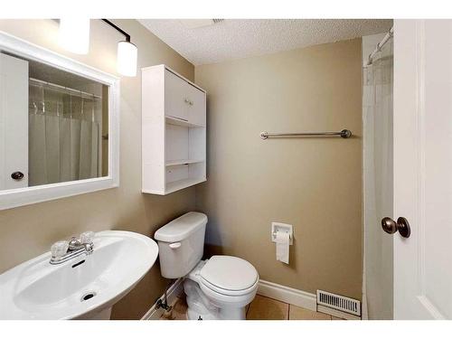 174 Oaks Crescent, Fort Mcmurray, AB - Indoor Photo Showing Bathroom