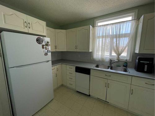 1644-21 Macdonald Drive, Fort Mcmurray, AB - Indoor Photo Showing Kitchen With Double Sink
