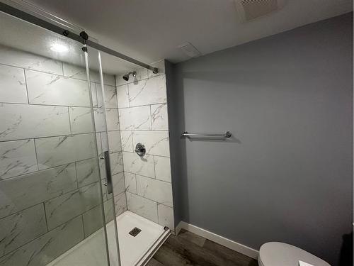 21 Mcleod Street, Fort Mcmurray, AB - Indoor Photo Showing Bathroom