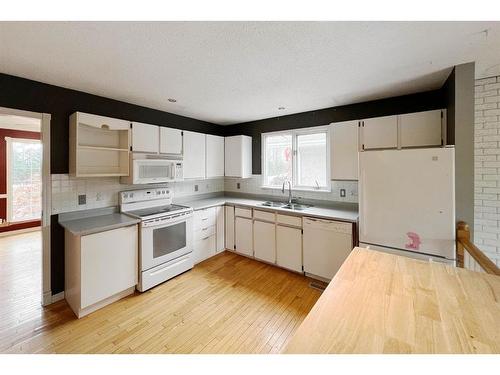 185 Ermine Crescent, Fort Mcmurray, AB - Indoor Photo Showing Kitchen