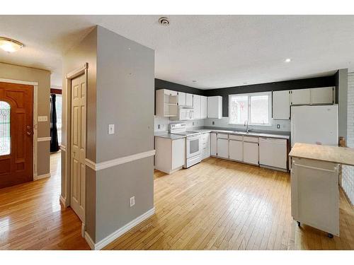 185 Ermine Crescent, Fort Mcmurray, AB - Indoor Photo Showing Kitchen With Double Sink
