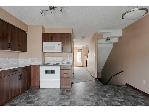 605-201 Arabian Drive, Fort Mcmurray, AB - Indoor Photo Showing Kitchen