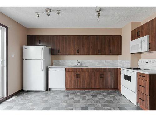 605-201 Arabian Drive, Fort Mcmurray, AB - Indoor Photo Showing Kitchen With Double Sink