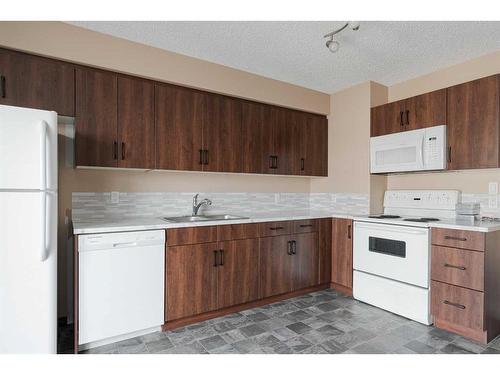 605-201 Arabian Drive, Fort Mcmurray, AB - Indoor Photo Showing Kitchen