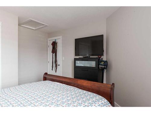 410 Grosbeak Way, Fort Mcmurray, AB - Indoor Photo Showing Bedroom