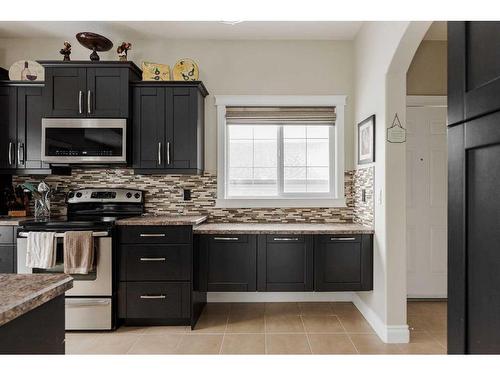 1-300 Sparrow Hawk Drive, Fort Mcmurray, AB - Indoor Photo Showing Kitchen With Upgraded Kitchen
