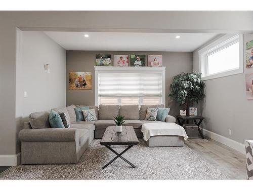 201 Ward Crescent, Fort Mcmurray, AB - Indoor Photo Showing Living Room