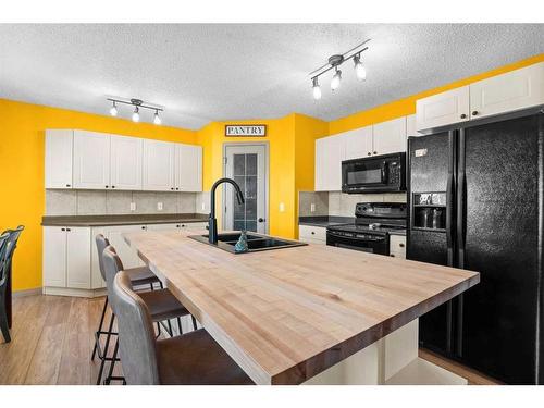 201 Parry Crescent, Fort Mcmurray, AB - Indoor Photo Showing Kitchen
