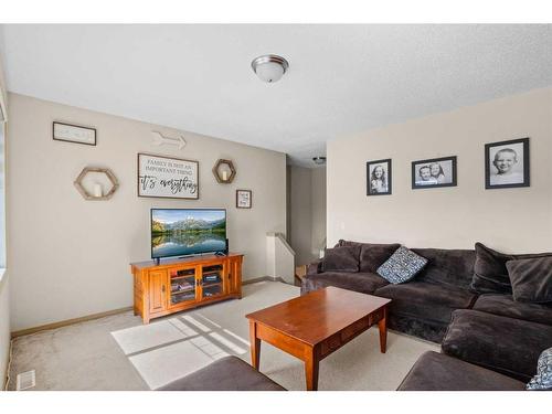 201 Parry Crescent, Fort Mcmurray, AB - Indoor Photo Showing Living Room