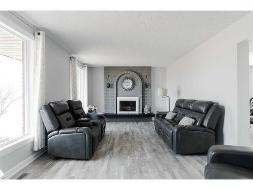 209 Hillcrest Drive, Fort Mcmurray, AB - Indoor Photo Showing Dining Room