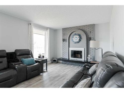 209 Hillcrest Drive, Fort Mcmurray, AB - Indoor Photo Showing Living Room