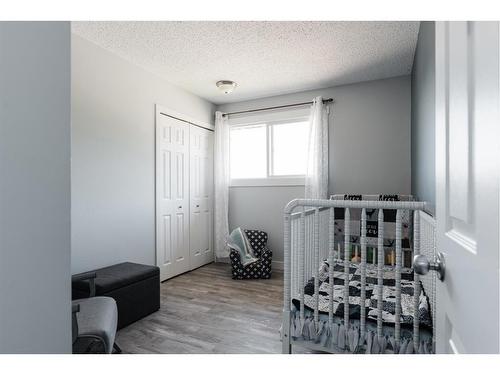 209 Hillcrest Drive, Fort Mcmurray, AB - Indoor Photo Showing Bedroom