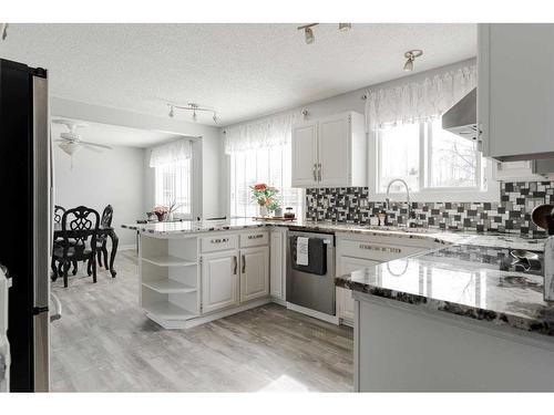 209 Hillcrest Drive, Fort Mcmurray, AB - Indoor Photo Showing Kitchen With Double Sink With Upgraded Kitchen