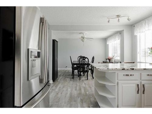 209 Hillcrest Drive, Fort Mcmurray, AB - Indoor Photo Showing Kitchen With Upgraded Kitchen