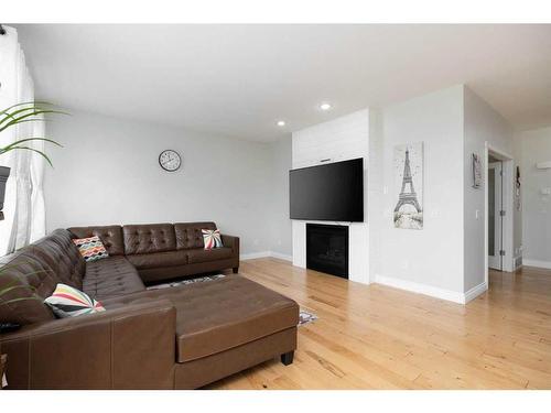 233 Blackburn Drive, Fort Mcmurray, AB - Indoor Photo Showing Living Room