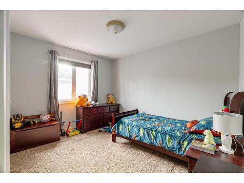 280 Burton Place, Fort Mcmurray, AB - Indoor Photo Showing Bedroom