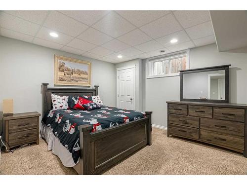 280 Burton Place, Fort Mcmurray, AB - Indoor Photo Showing Bedroom