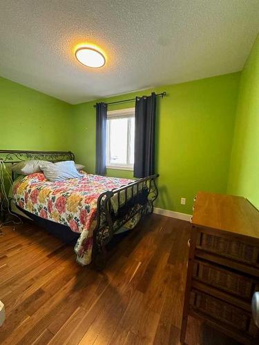 288 Fireweed Crescent, Fort Mcmurray, AB - Indoor Photo Showing Bedroom