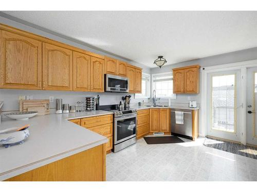 312 Bussieres Drive, Fort Mcmurray, AB - Indoor Photo Showing Kitchen With Double Sink