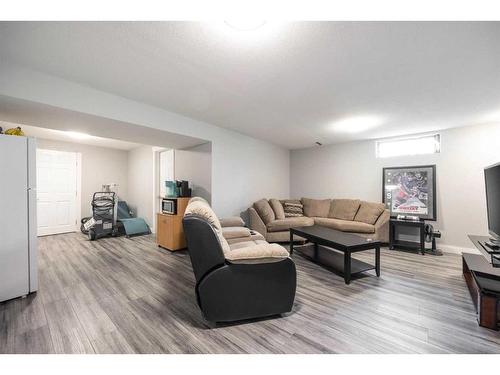 3 Armit, Fort Mcmurray, AB - Indoor Photo Showing Living Room