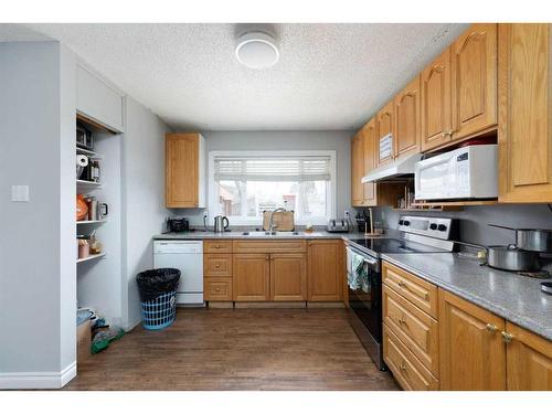 3 Armit, Fort Mcmurray, AB - Indoor Photo Showing Kitchen With Double Sink