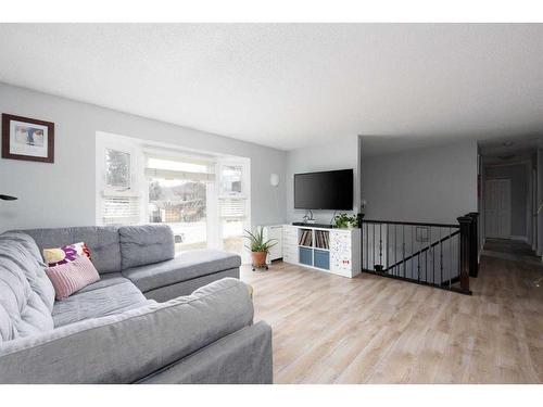 21 Clark Crescent, Fort Mcmurray, AB - Indoor Photo Showing Living Room