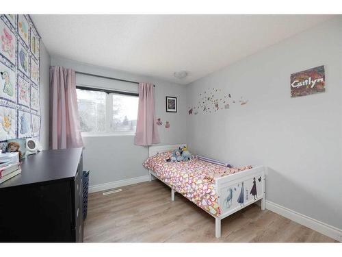 21 Clark Crescent, Fort Mcmurray, AB - Indoor Photo Showing Bedroom