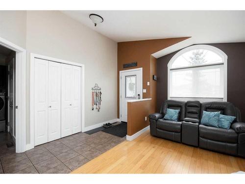 130 Peyton Way, Fort Mcmurray, AB - Indoor Photo Showing Living Room