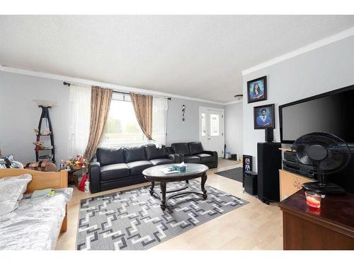 109 Hillcrest Drive, Fort Mcmurray, AB - Indoor Photo Showing Living Room