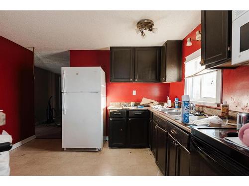 128 Clausen Crescent, Fort Mcmurray, AB - Indoor Photo Showing Kitchen With Double Sink