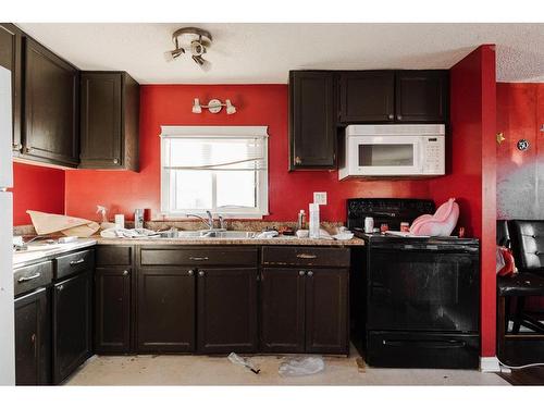 128 Clausen Crescent, Fort Mcmurray, AB - Indoor Photo Showing Kitchen With Double Sink