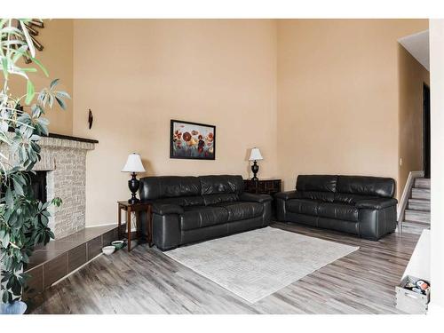 214 Wolverine Drive, Fort Mcmurray, AB - Indoor Photo Showing Living Room