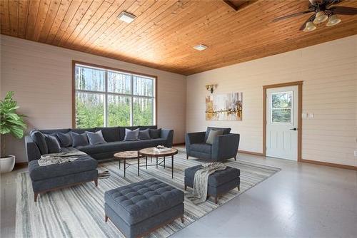 176 Saprae Crescent, Saprae Creek, AB - Indoor Photo Showing Living Room