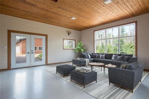 176 Saprae Crescent, Saprae Creek, AB - Indoor Photo Showing Living Room