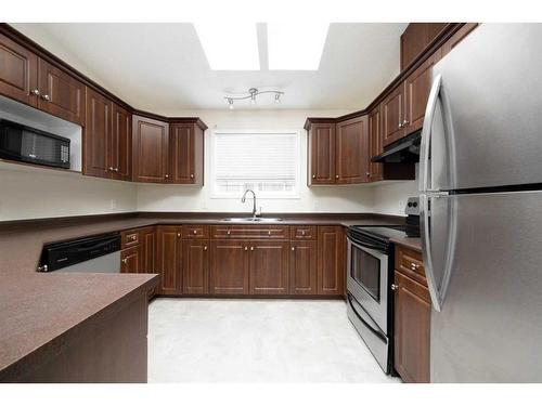 194 Pacific Crescent, Fort Mcmurray, AB - Indoor Photo Showing Kitchen With Double Sink