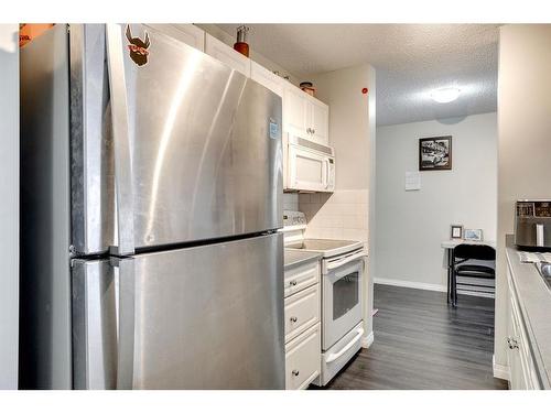 131-200 Richard Street, Fort Mcmurray, AB - Indoor Photo Showing Kitchen