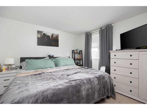 231 Athabasca Avenue, Fort Mcmurray, AB - Indoor Photo Showing Bedroom